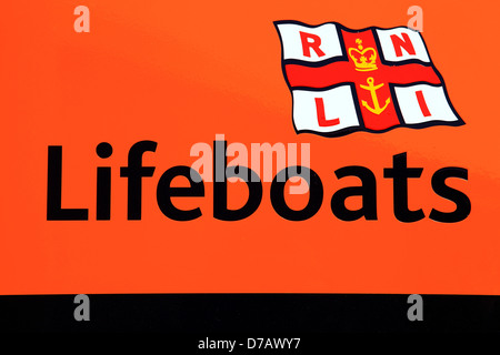 R N L ich Rettungsboote unterzeichnen, RNLI-Logo von der Royal National Lifeboat Institution, britischer VK Stockfoto