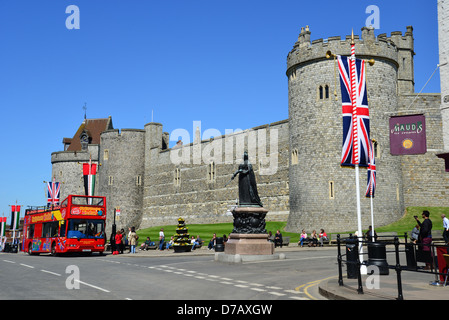 City Sightseeingbus von Mauern von Schloss Windsor, High Street, Windsor, Berkshire, England, Vereinigtes Königreich Stockfoto