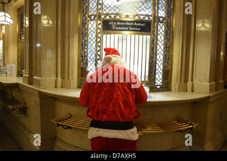 Santa verloren am Grand Central Terminal New York City Stockfoto