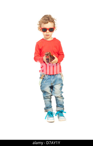 Süßes Model Kleinkind Jungen hält hölzerne Motorrad isoliert auf weißem Hintergrund Stockfoto