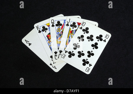 Royal Flush Pokerhand in der Club-Klage gegen einen schwarzen Hintergrund. Stockfoto