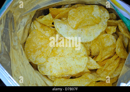 Tomaten und Knoblauch gewürzt Chips in einem Paket. Stockfoto