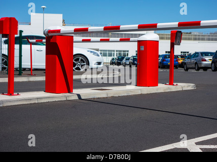 Parkplatz Eingang Barriere Stockfoto