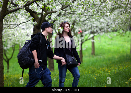 Romantischer Spaziergang auf dem Petrin-Hügel, Prag Tschechische Republik Stockfoto