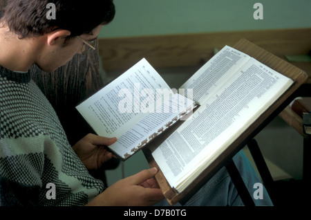 Studium der Thora in einer yeshiva Stockfoto