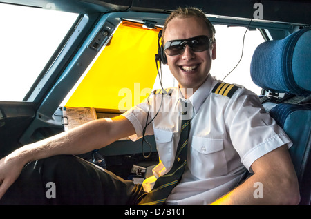 Porträt eines jungen Airline-Piloten. Stockfoto