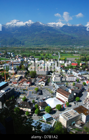 Blick auf Vaduz, Liechtenstein, mit Schweizer Bergen im Hintergrund Stockfoto