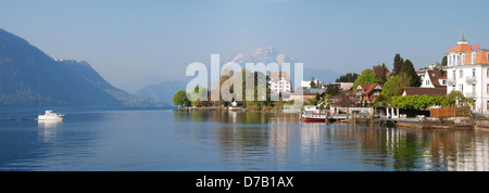 Panoramablick auf den Vierwaldstättersee, mit dem Pilatus in der Ferne und die Küste vor Weggis Stockfoto