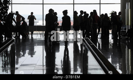 (Dpa-Datei) - ein Datei-Bild vom 12. September 2012 zeigt Passagiere stehen an einem Terminal des Flughafens in Palma De Mallorca, Spanien. Foto: Waltraud Grubitzsch Stockfoto