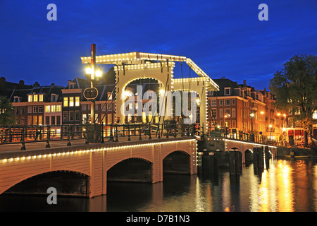 Der Niederlande, Amsterdam, Magere Brug Brücke über Beli in der Nacht Stockfoto