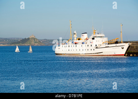 Scillonian III, die Isles of Scilly-Fähre im Hafen von Penzance mit St. Michaels Mount im Hintergrund, Cornwall UK. Stockfoto