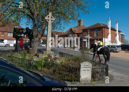 Reiterinnen und Reiter auf der High Street, Bollendorf Dorf. East Sussex. England Stockfoto