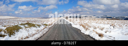 Land Straße Schnee Winterpanorama, Mynydd Epynt, Wales UK Stockfoto