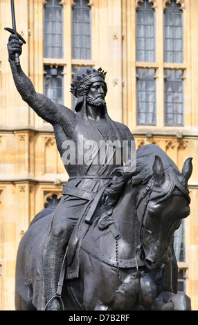 London, England, Vereinigtes Königreich. Statue von Richard ich / Lionheart / Löwenherz (1157-99) außerhalb der Houses of Parliament. Stockfoto