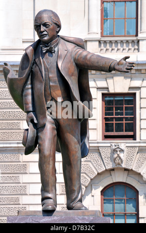 London, England, UK. Statue (2007, von Glynn Williams) von David Lloyd George (1863-1945) im Parlament Platz Stockfoto