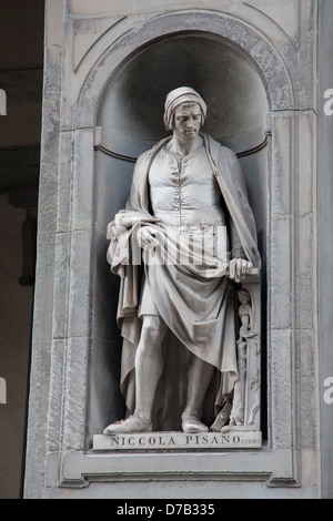 Statue von Niccola Pisano auf Fassade der Galleria Degli Uffizi Museum für Kunst, Florenz, Italien Stockfoto