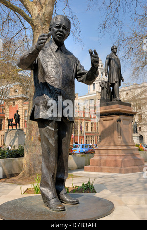 London, England, Vereinigtes Königreich. Bronze-Statue (Ian Walters, 2007) von Nelson Mandela in Parliament Square. Stockfoto