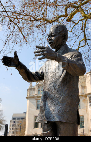 London, England, Vereinigtes Königreich. Bronze-Statue (Ian Walters, 2007) von Nelson Mandela in Parliament Square. Stockfoto