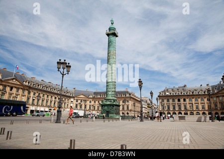 Place Vendôme in Paris. Spalte von Napoleon in der Mitte. Ritz Hotel, Palais de Justice und Luxus-Boutiquen Stockfoto