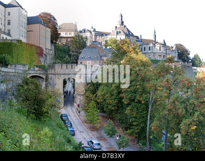 Blick auf die Häuser und Straßen der Unterstadt Grund, gesehen von der Corniche, Luxemburg, Europa Stockfoto