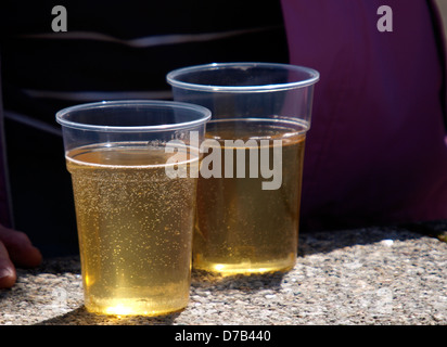 Zwei halbe Bier im Plastikbecher, UK 2013 Stockfoto