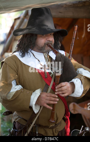 Ein mittelalterlicher Dudelsack-Spieler, live Rollenspiele vor dem Musée d ' Art Moderne Grand-Duc Jean, Luxemburg-Stadt, Stockfoto