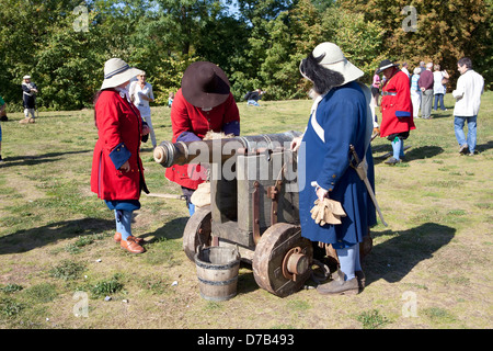 Soldaten schießen mit daumendicke Gewehre während einer live Rollenspiele, Musée d ' Art Moderne Grand-Duc Jean, Luxemburg-Stadt Stockfoto