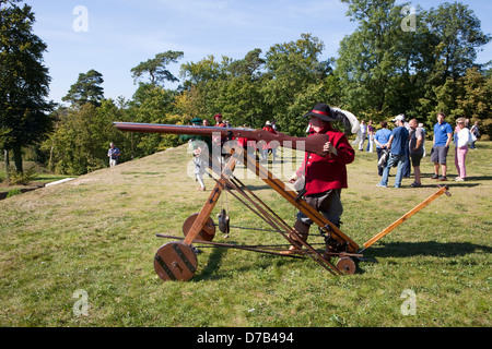 Soldaten schießen mit daumendicke Gewehre während einer live Rollenspiele, Musée d ' Art Moderne Grand-Duc Jean, Luxemburg-Stadt Stockfoto