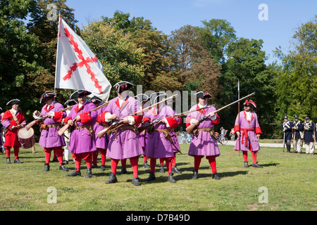 Soldaten schießen mit daumendicke Gewehre während einer live Rollenspiele, Musée d ' Art Moderne Grand-Duc Jean, Luxemburg-Stadt Stockfoto