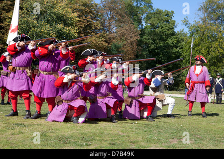 Soldaten schießen mit daumendicke Gewehre während einer live Rollenspiele, Musée d ' Art Moderne Grand-Duc Jean, Luxemburg-Stadt Stockfoto