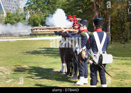 Soldaten schießen mit daumendicke Gewehre während einer live Rollenspiele, Musée d ' Art Moderne Grand-Duc Jean, Luxemburg-Stadt Stockfoto