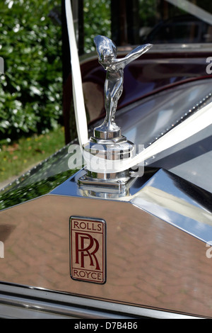 Spirit of Ecstasy, auch genannt "Emily", "Silver Lady" oder "Flying Lady" wurde vom Bildhauer Charles Robinson Sykes entworfen. Stockfoto