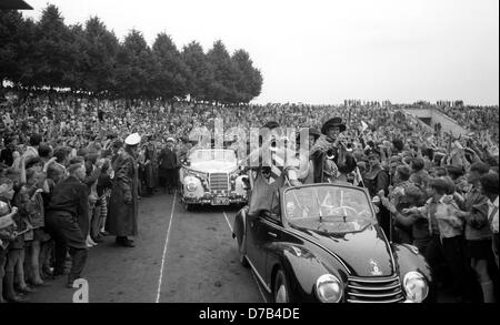 Begeisterter Empfang für den deutschen Internatinoal Spieler Max Morlock (mittlere, hintere Auto) im Nürnberger Stadion am 7. Juli 1954 vor 30.000 Zuschauern. Morlock winkt an junge Studenten aus dem hinteren Auto. Die deutsche Fußball-Nationalmannschaft mit Morlock hatte sensationell gewann 1954 FIFA World Cup-Finale 3:2 gegen Ungarn zum ersten Mal einen WM-Titel zu gewinnen. Beliebte Angreifer Morlock erzielte das 1:2-Reduzierstück. Stockfoto