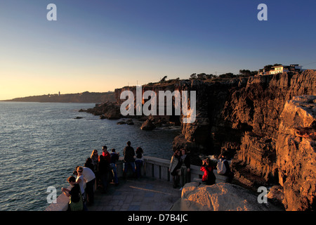 Menschen den Sonnenuntergang über dem Atlantik in Boca Inferno Höhlen in der Nähe von Cascais Stadt, Region Estremadura, Portugal Stockfoto