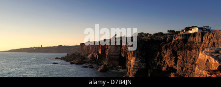 Menschen den Sonnenuntergang über dem Atlantik in Boca Inferno Höhlen in der Nähe von Cascais Stadt, Region Estremadura, Portugal Stockfoto