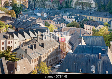 Blick auf die Häuser und Straßen der Unterstadt Grund, gesehen von der Corniche, Luxemburg, Europa Stockfoto