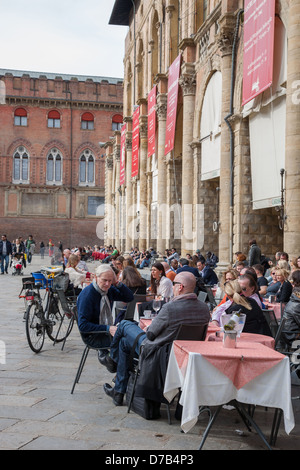 Leute sitzen im Cafe Tische draußen den Palazzo del Podestà Palast in der Piazza Maggiore - Hauptplatz in Bologna; Italien Stockfoto