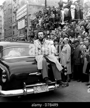 Begeisterter Empfang für die deutsche Fußball-Nationalmannschaft in München am 6. Juli 1954: ein motor Parade und Tausende von Menschen in den Straßen, sowie ein AFN uns Radio Station-Reporter eine live-Berichterstattung zu tun. Zwei Tage zuvor, Deutschland hatte ein sensationelles Spiel gegen Ungarn spielte und gewann 1954 FIFA WM-Finale 3:2 in Bern, zum ersten Mal den WM-Titel zu gewinnen. Stockfoto