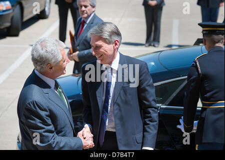 US-Verteidigungsminister Chuck Hagel begrüßt British Defence Secretary Phillip Hammond ins Pentagon 2. Mai 2013 in Washington, DC. Stockfoto