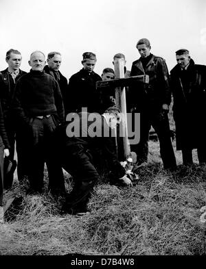 Fast alle Gräber auf Helgoland werden zerstört. Daher diese Menschen legen Blumen nieder am 1. März 1952 an das einfache Holzkreuz, die im Auftrag von al verstorbenen gebaut wurde. An diesem Tag wurde die Insel Helgoland zurück nach Deutschland durch die britische Regierung begangen, nachdem es eine verbotene, Todeszone und eine Bombe Exerzierplatz der britischen Luftwaffe nach der Bombardierung im zweiten Weltkrieg wurde und eine schwere Strahlen. Stockfoto