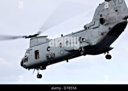 Ein Hubschrauber der US Marine Corps CH-46E Sea Knights führt Flugbetrieb auf San Antonio-Klasse amphibious Transport Dock Schiff USS Anchorage 23. April 2013 in den Pazifischen Ozean. Stockfoto