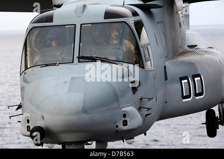 Ein Hubschrauber der US Marine Corps CH-46E Sea Knights führt Flugbetrieb auf San Antonio-Klasse amphibious Transport Dock Schiff USS Anchorage 23. April 2013 in den Pazifischen Ozean. Stockfoto