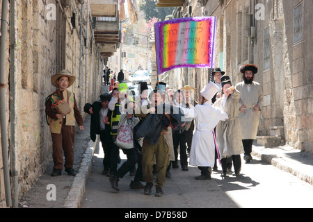 Breslav Chassidim Kinder marschieren an Purim in Mea Shearim (2005) Stockfoto