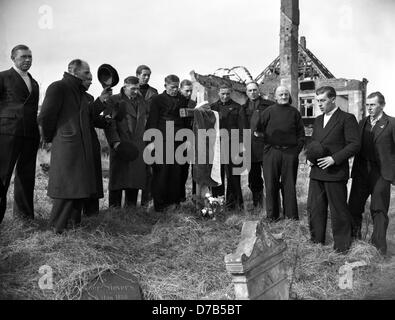 Fast alle Gräber auf Helgoland werden zerstört. Daher sind diese Männer Blumen an das einfache Holzkreuz auf 1. März 1952, zur Festlegung, im Namen aller verstorbenen gebaut wurde. An diesem Tag wurde die Insel Helgoland zurück nach Deutschland durch die britische Regierung begangen, nachdem es eine verbotene, Todeszone und eine Bombe Exerzierplatz der britischen Luftwaffe nach der Bombardierung im zweiten Weltkrieg wurde und eine schwere Strahlen. Stockfoto