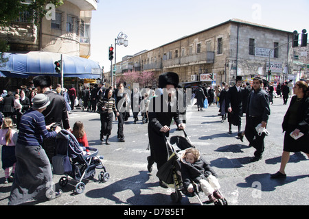 Menschen Kreuzung Straße in Mea Shearim, Jerusalem (2005) Stockfoto