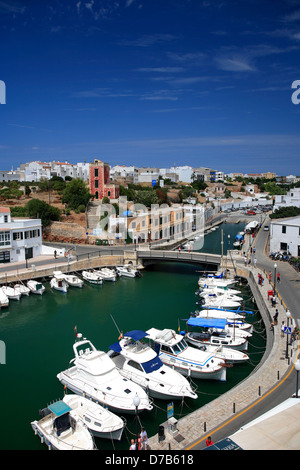Angelboote/Fischerboote im Hafen von Fornells Resort Insel Menorca, Balearen, Spanien, Europa Stockfoto