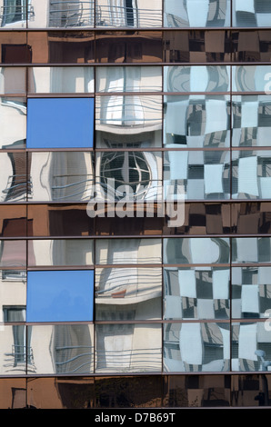 Reflexionen des FRAC Kunstmuseum im Bürogebäude im französischen Marseille Euromediterranée Geschäftsviertel verzerrt Stockfoto