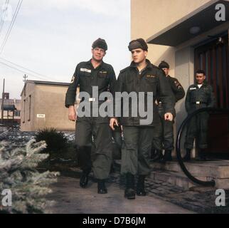 Zur Freude seiner Fans war American Rock ' n Roll Sänger Elvis Presley (r) in den 1950er Jahren in Friedberg (Hessen) im Zusammenhang mit seinen Militärdienst in der US-Armee stationiert. Die anderen Menschen sind nicht identifiziert. Stockfoto