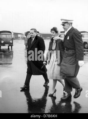 Der 16 Jahre alte Priscilla Beaulieu wird von einem Polizisten auf dem Militärflughafen in Frankfurt am Main am 2. März 1960 begleitet. Die Freundin und spätere Ehefrau von der amerikanischen Rock ' n Roll Sänger, den Elvis Presley die Kordon der Polizei nehmen überquert hatten, Abschied von Elvis vor seinem Flug in die Staaten zurück. Presley war als Soldat in Hessen bereitgestellt und die Stieftochter eines kanadischen Luftwaffe Offizier in Bad Nauheim 1959 kennengelernt. 1967 heiratete sie in Las Vegas. Stockfoto