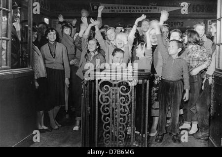 Zahlreiche Jugendliche Fans jubeln am Bahnhof Friedberg an den US-Transporter in dem Elvis Presley in seiner Kaserne genommen wird. Anlässlich seines Militärdienstes in den 1950er Jahren war die American Idol Elvis Presley in Friedberg in Hessen stationiert. Stockfoto